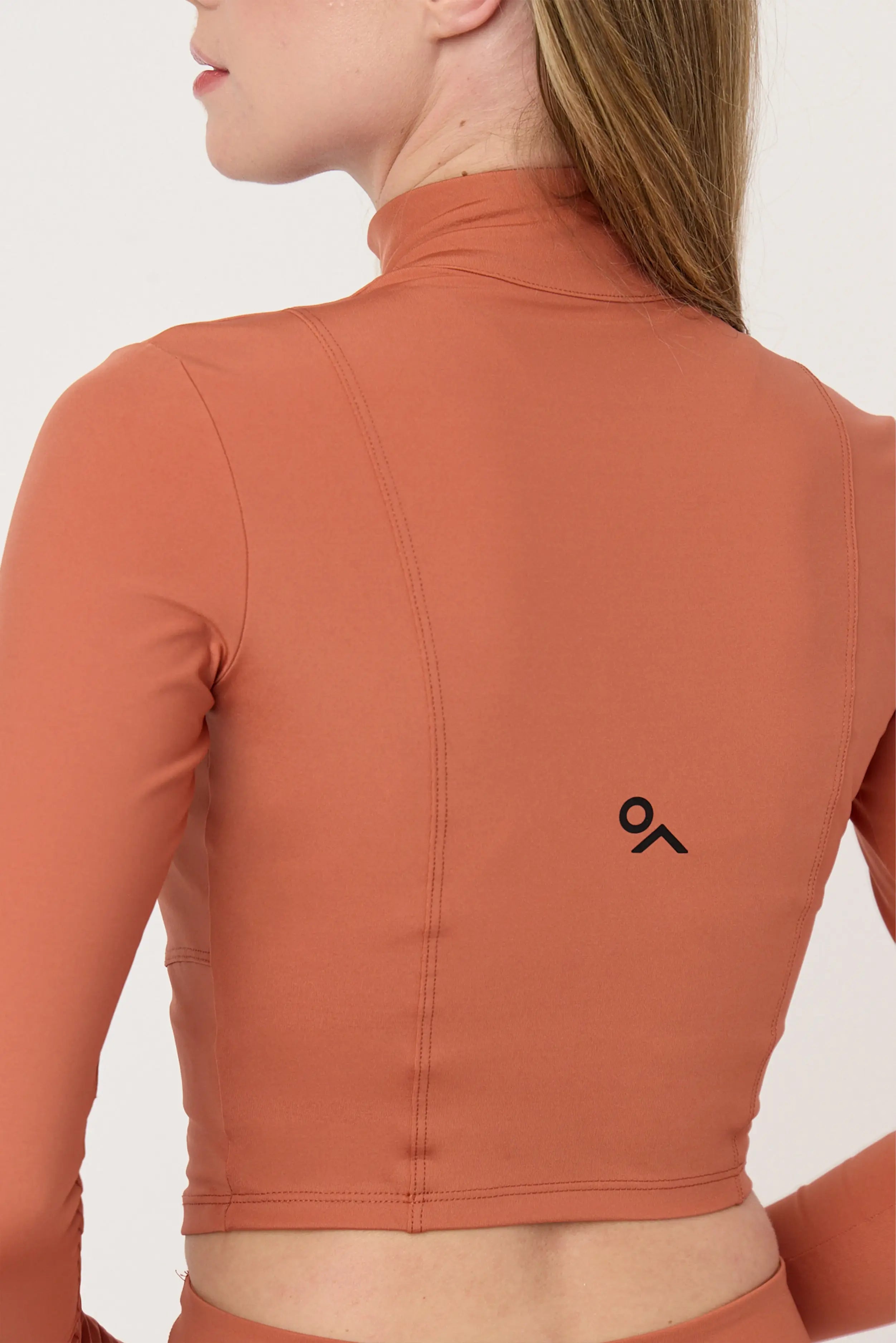 Detalle trasero de la chamarra deportiva Jacket Stone Terracota