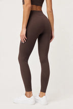 Detalle trasero del legging Pace Seal Brown para mujer
