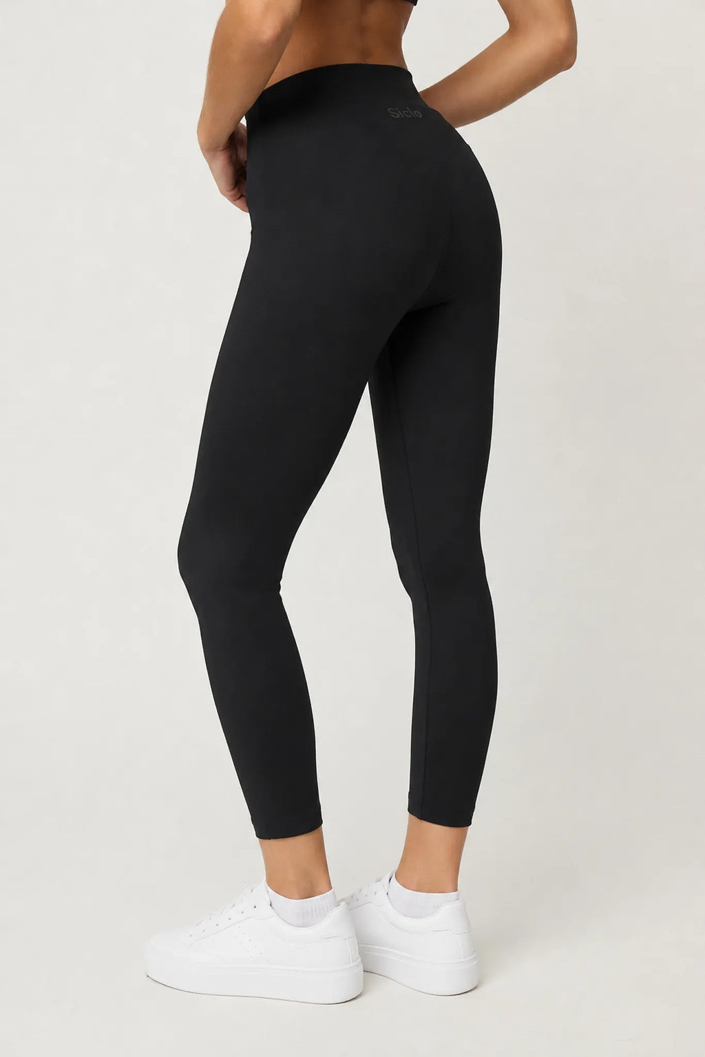 Detalle trasero del legging Pace negro para mujer