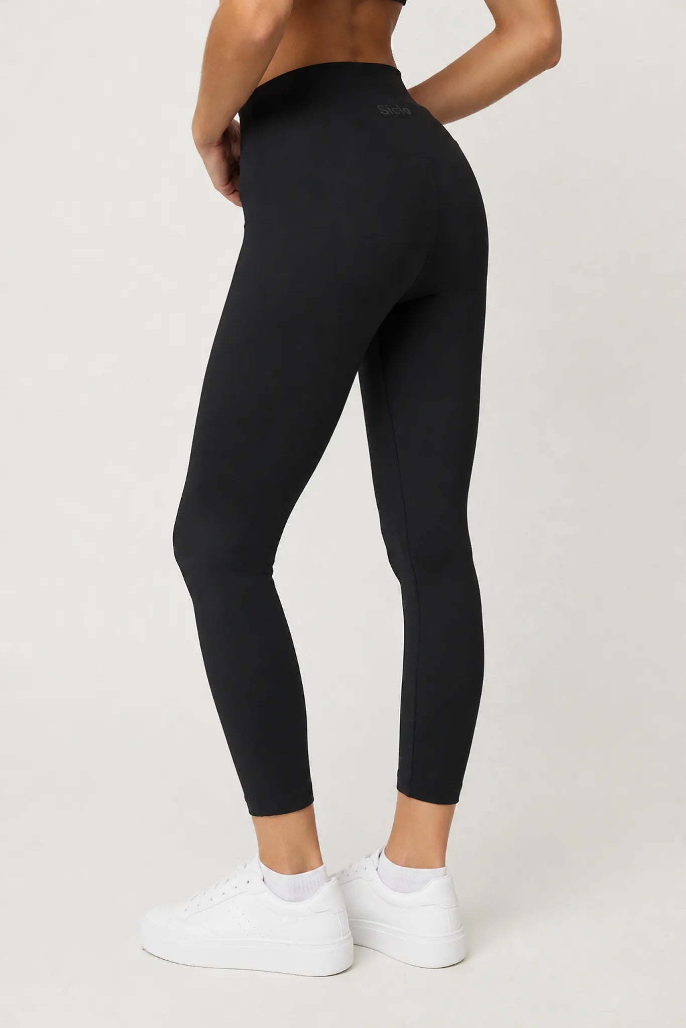 Detalle trasero del legging Pace negro para mujer