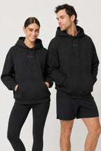 Hoodie deportiva unisex Beat negra vista frontal en pareja