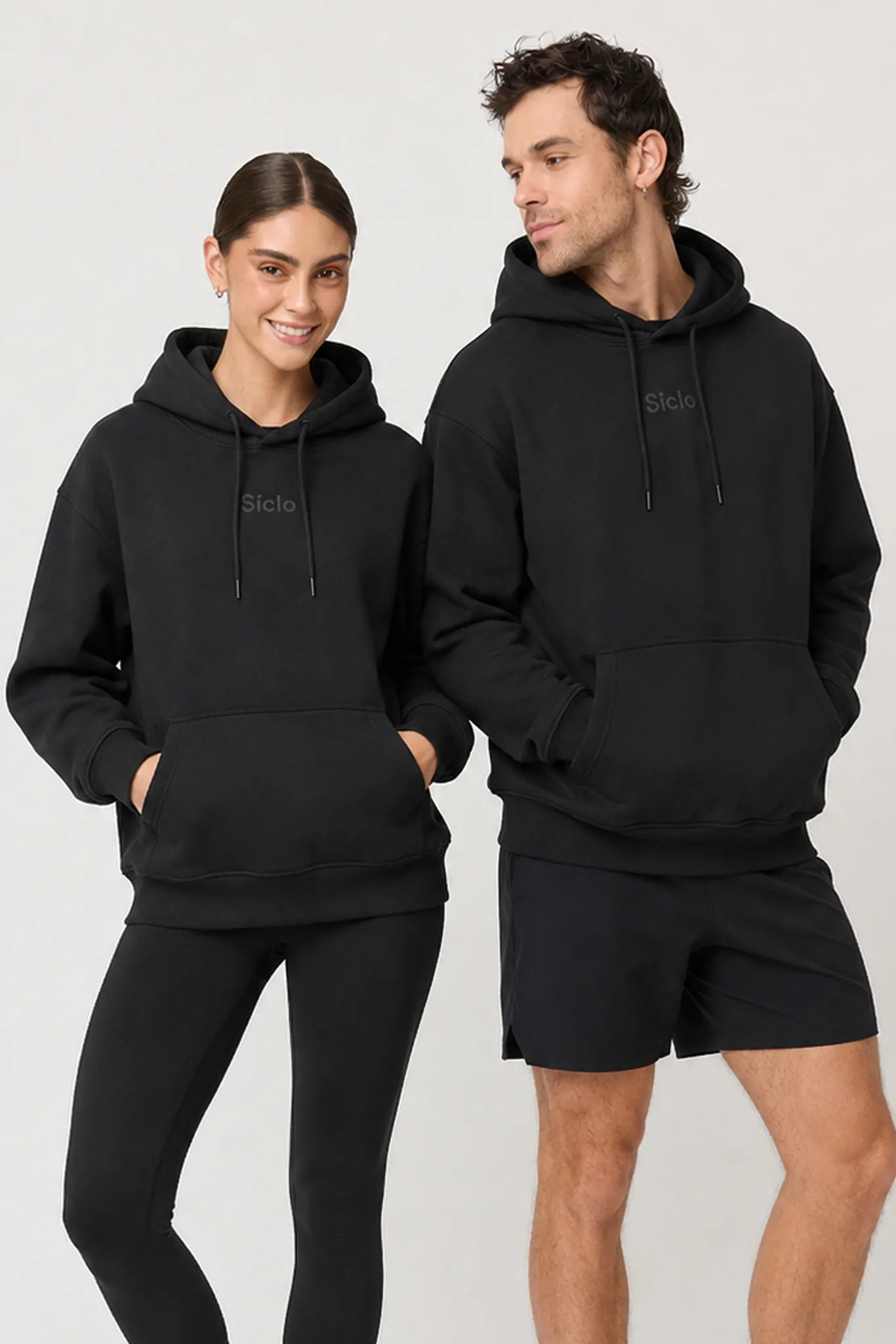 Hoodie deportiva unisex Beat negra vista frontal en pareja