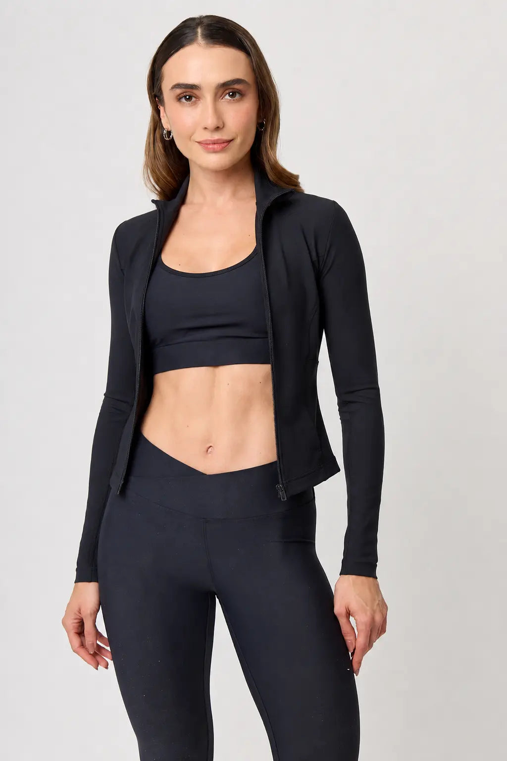 Jacket Elan Preto abierta con top deportivo para mujer
