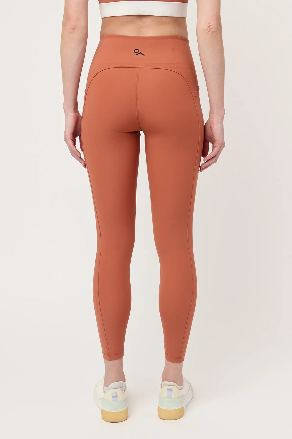 Legging deportivo Aling Terracota para mujer vista trasera