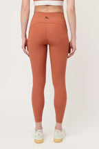 Legging deportivo Aling Terracota para mujer vista trasera