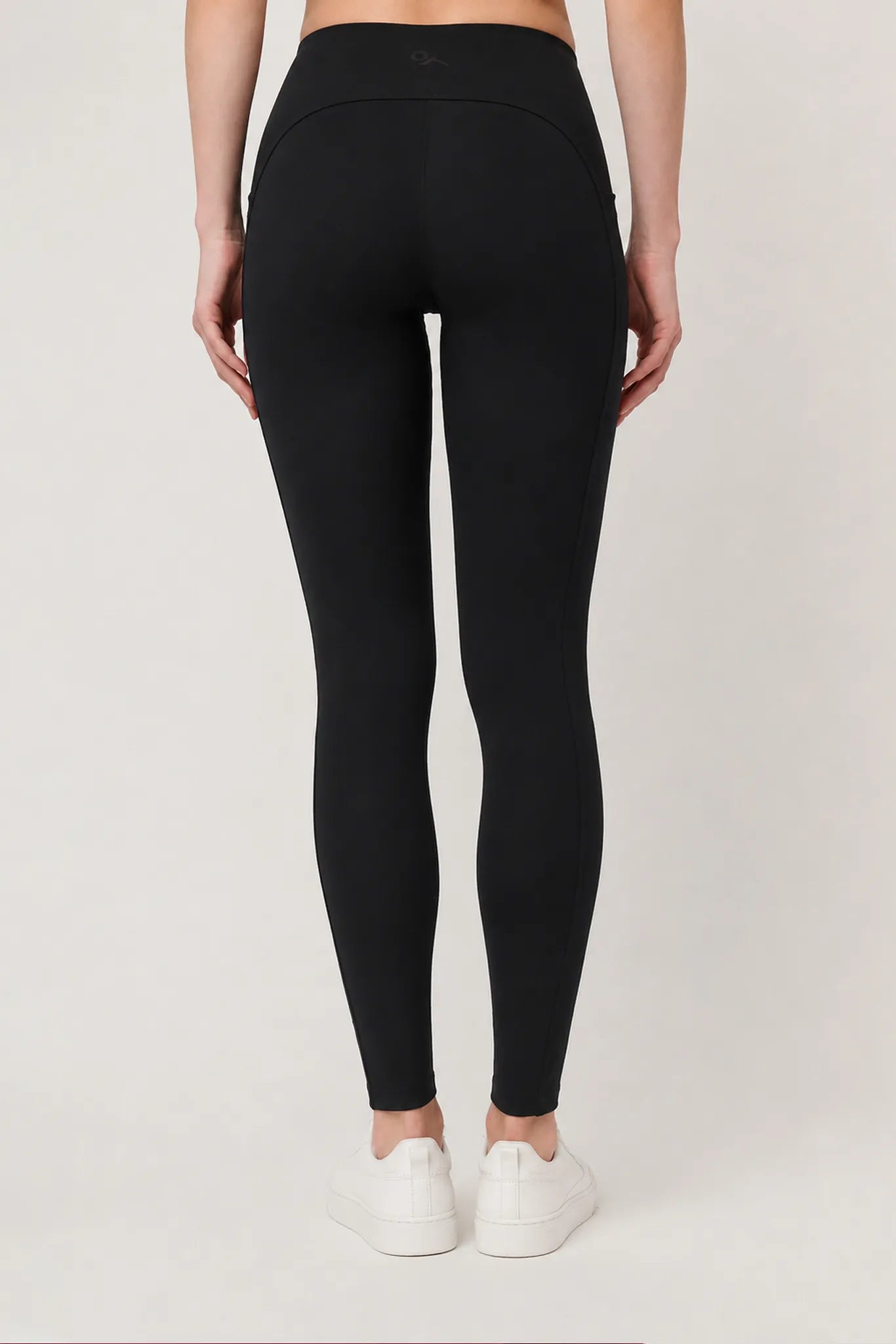 Legging deportivo Aling negro para mujer vista trasera