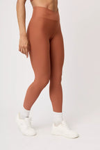 Legging deportivo Noire Cocoa para mujer vista lateral