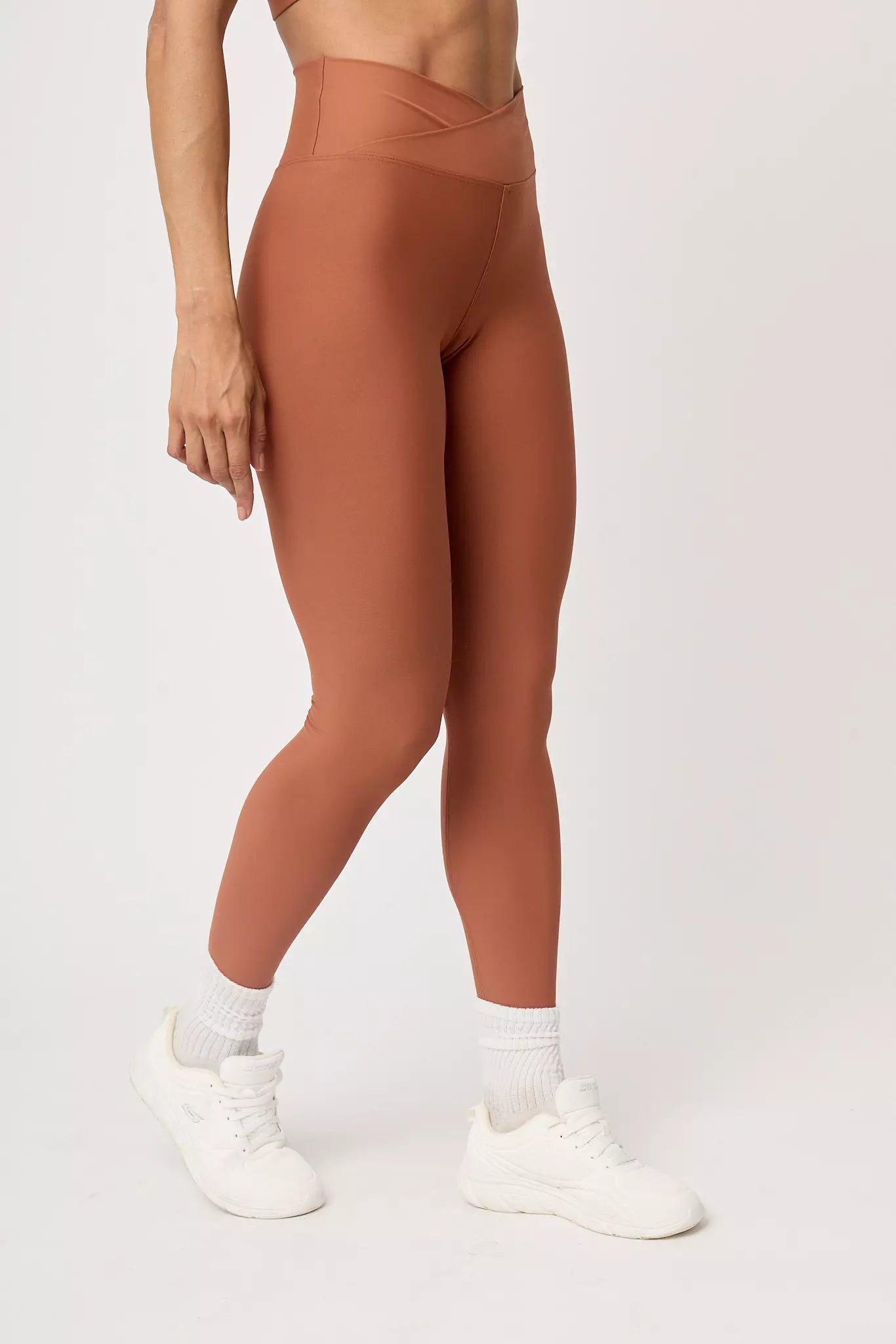 Legging deportivo Noire Cocoa para mujer vista lateral
