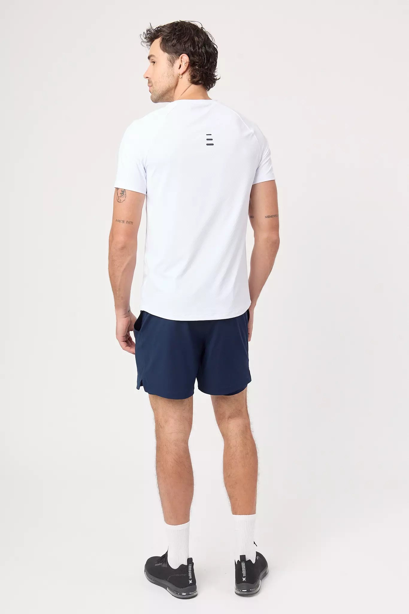 Playera Apex Tee blanca para hombre vista trasera
