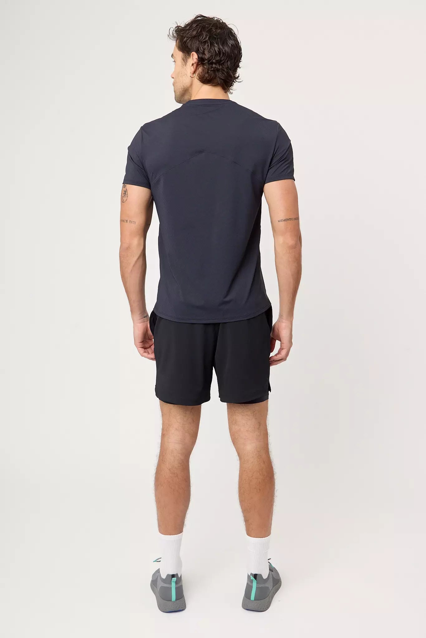 Playera Atlas Preto para hombre vista trasera