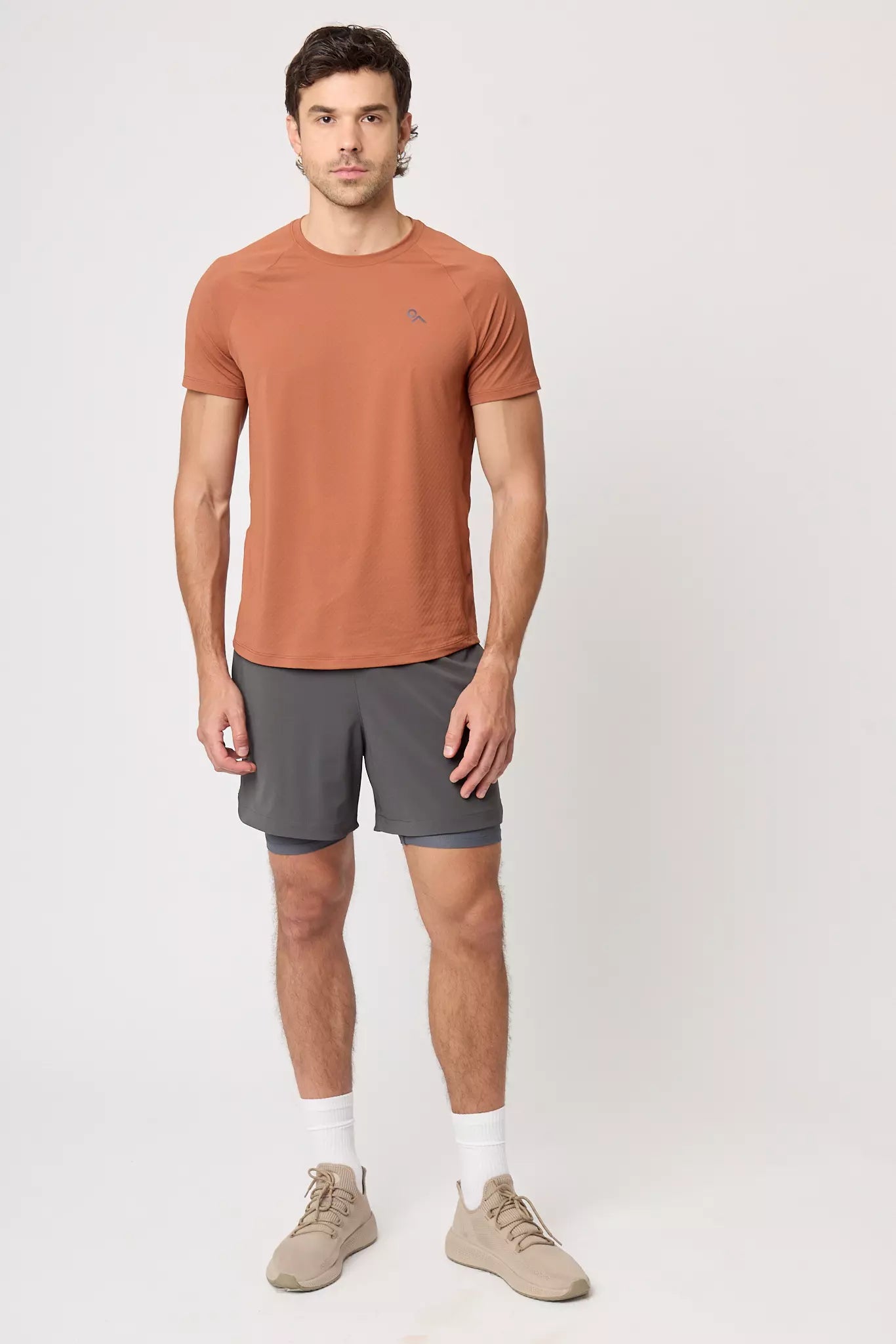 Playera deportiva Apex Tee Cocoa para hombre vista frontal
