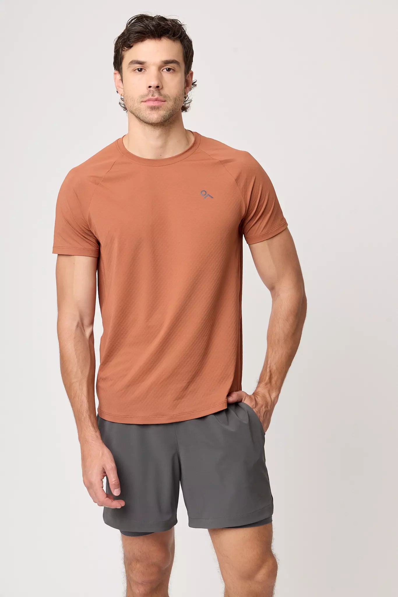 Playera deportiva Apex Tee Cocoa para hombre vista frontal completa