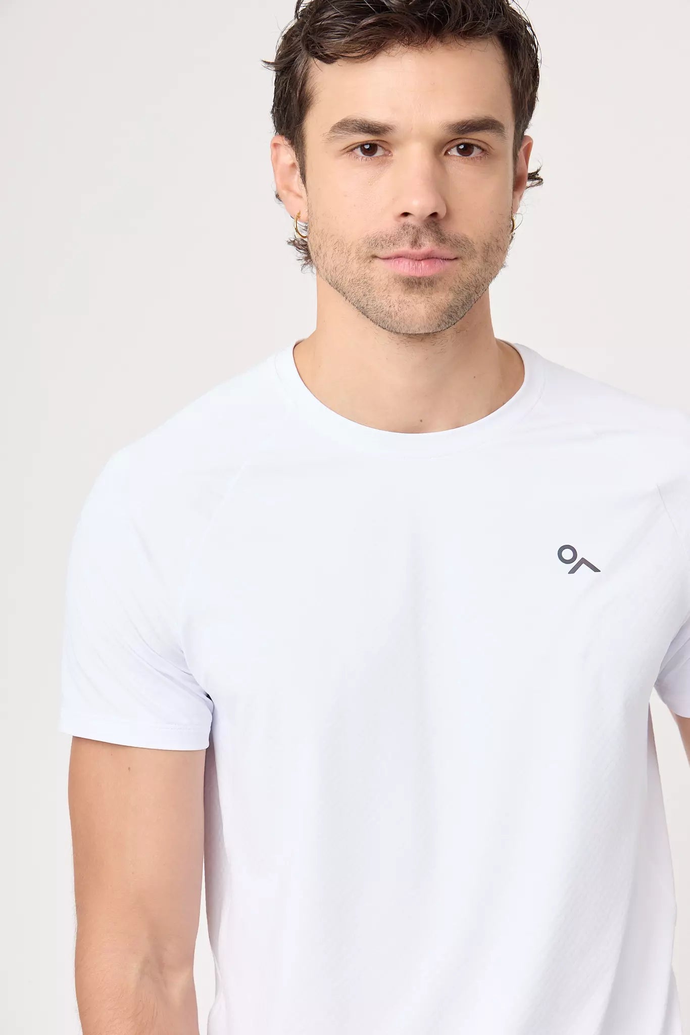 Playera deportiva Apex Tee blanca para hombre vista de frente