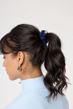 Scrunchie Scrunch & Glow Dark Night en coleta