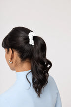 Scrunchie Scrunch & Glow blanco para coleta