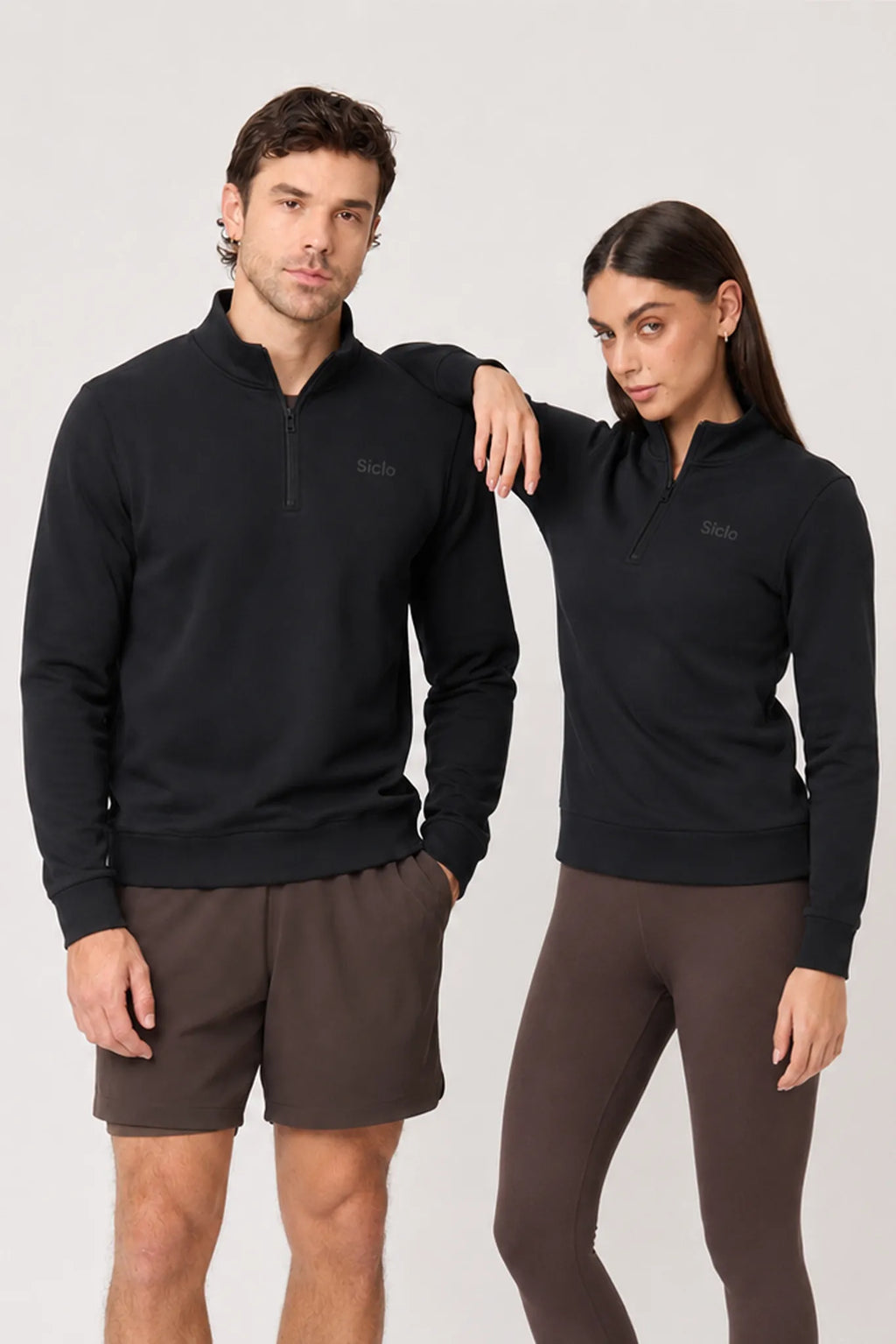 Sudadera Tempo Half Zip unisex color negro vista frontal en pareja