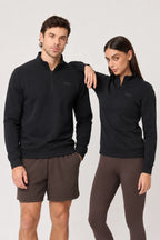 Sudadera Tempo Half Zip unisex color negro vista frontal en pareja