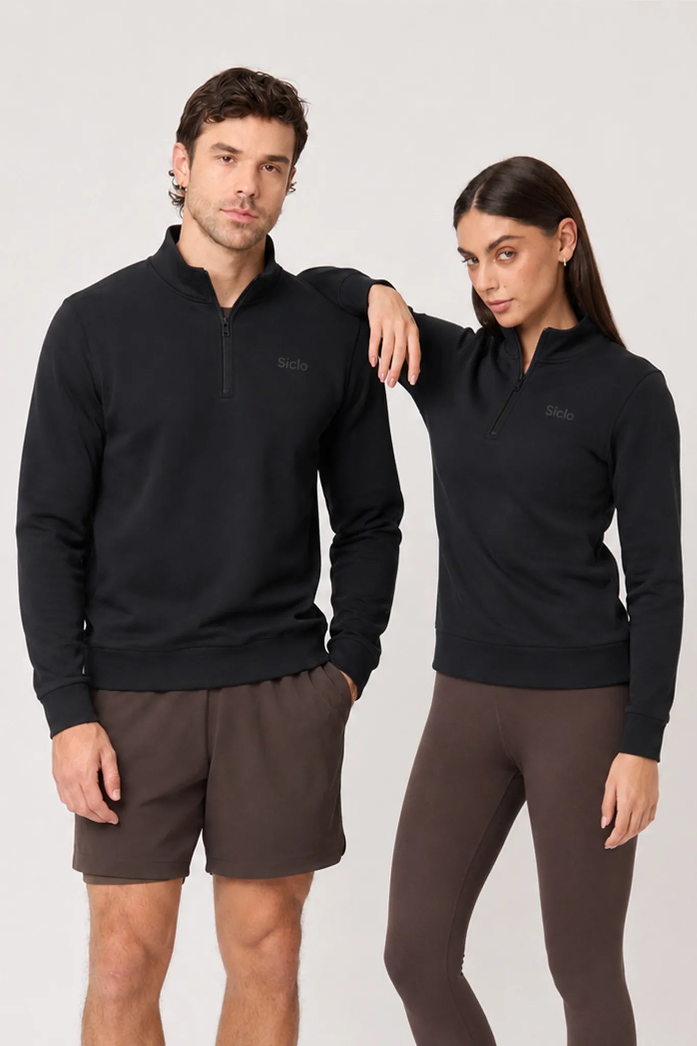 Sudadera Tempo Half Zip unisex color negro vista frontal en pareja