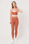 Top Core Terracota para mujer con look deportivo completo