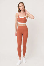 Top Core Terracota para mujer con look deportivo completo