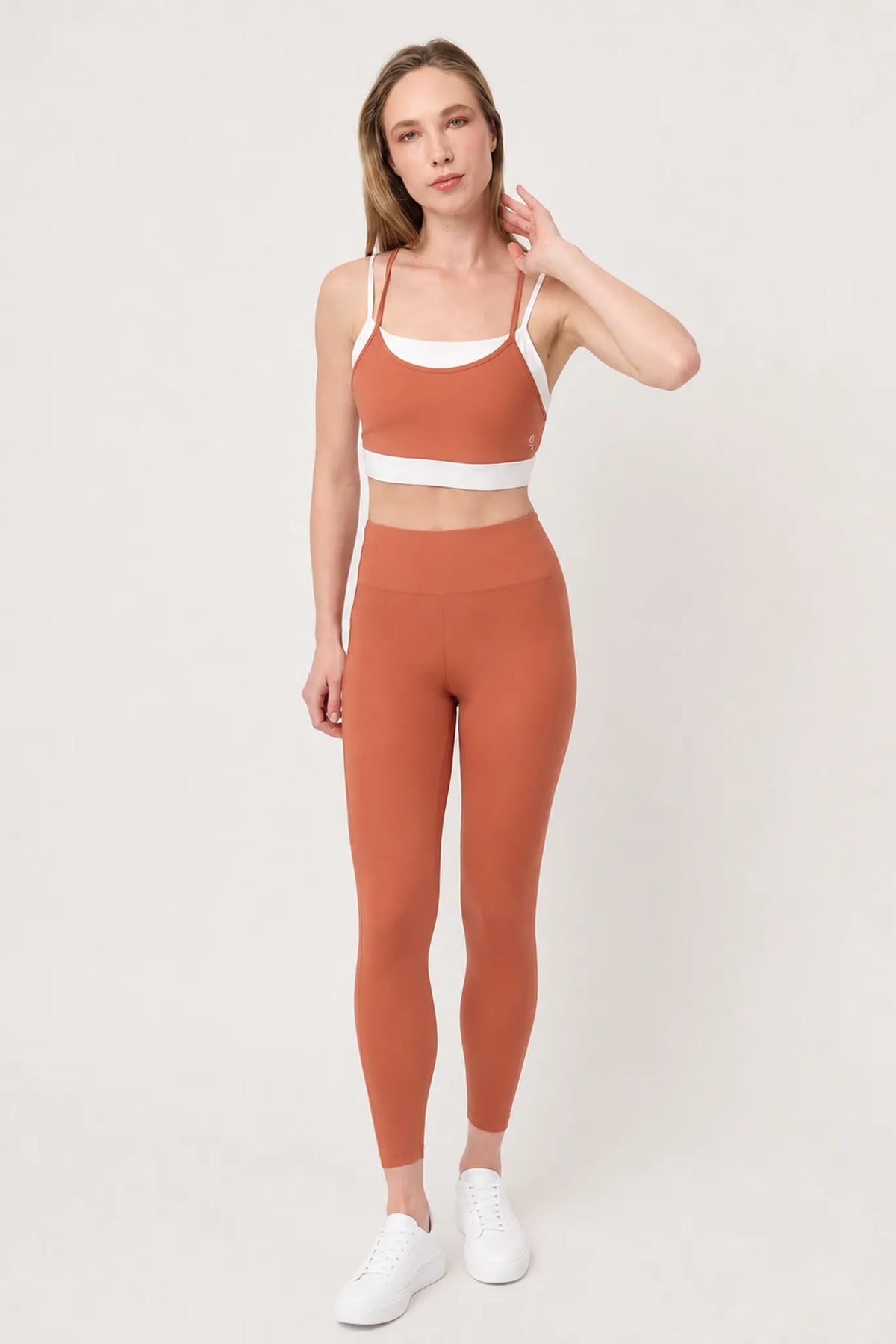 Top Core Terracota para mujer con look deportivo completo