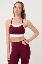 Top deportivo Core Cerezo Oscuro para mujer con look completo