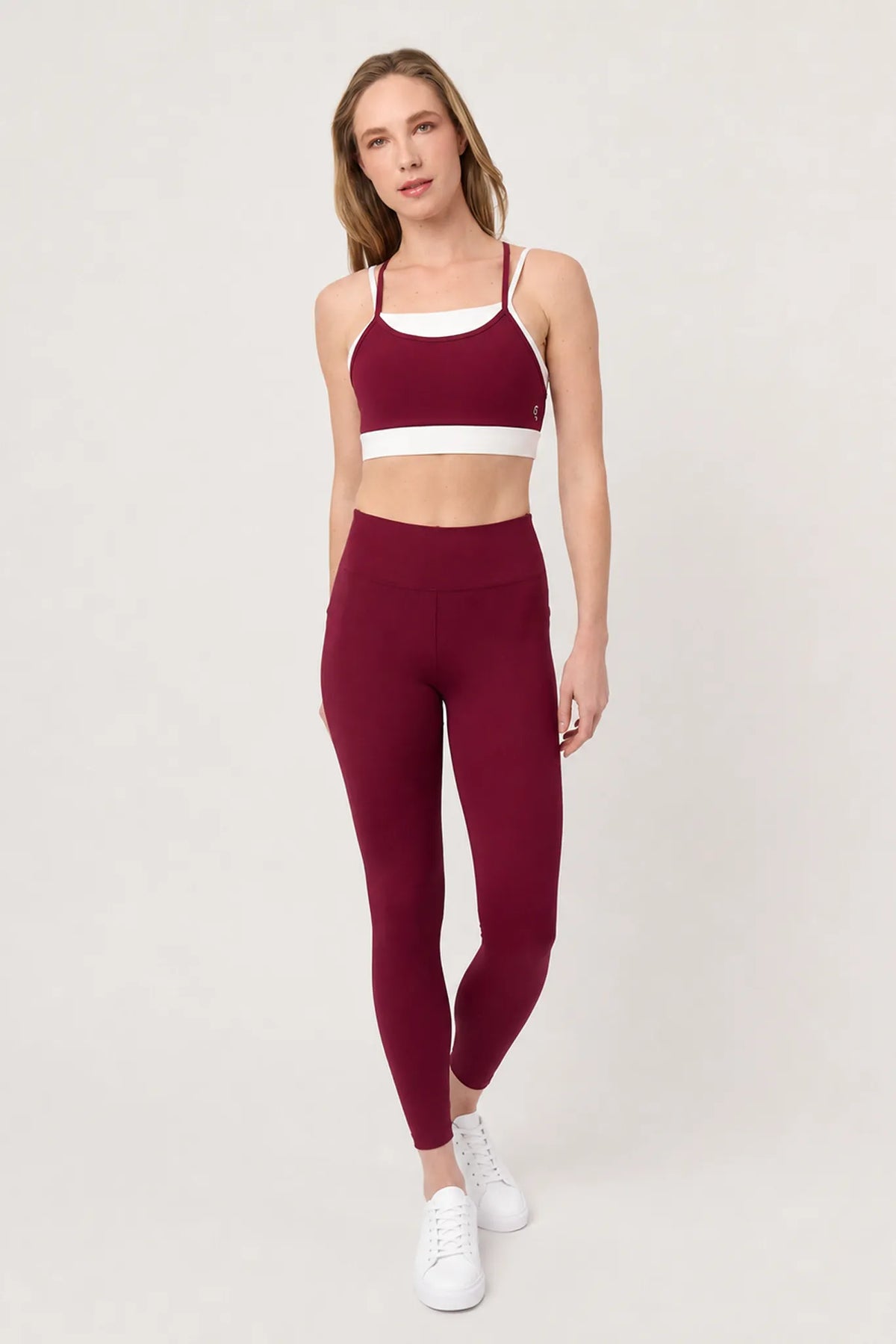 Top deportivo Core Cerezo Oscuro para mujer vista frontal