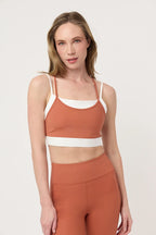 Top deportivo Core Terracota para mujer vista frontal