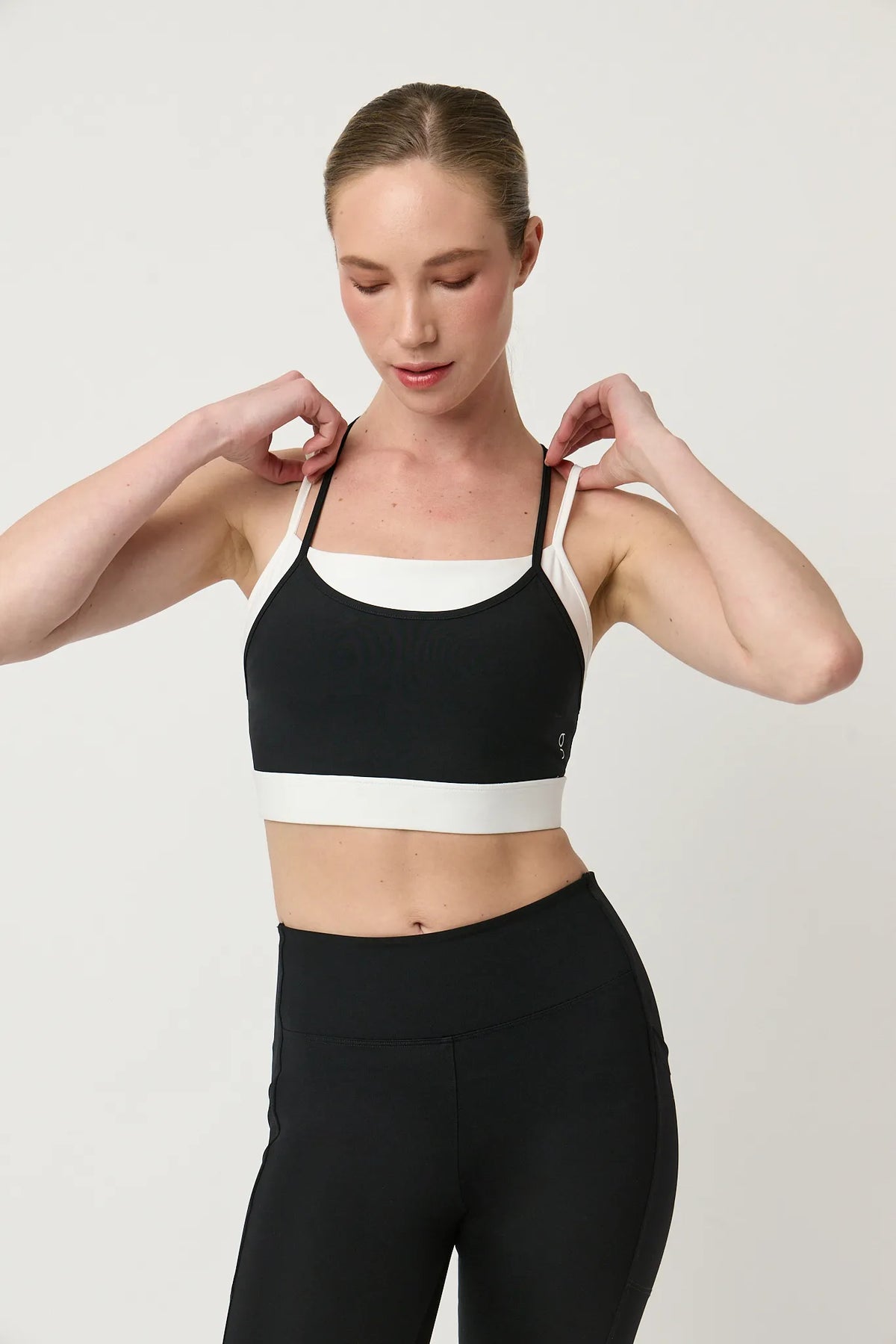 Top deportivo Core negro para mujer con look completo