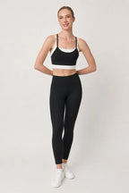 Top deportivo Core negro para mujer vista frontal