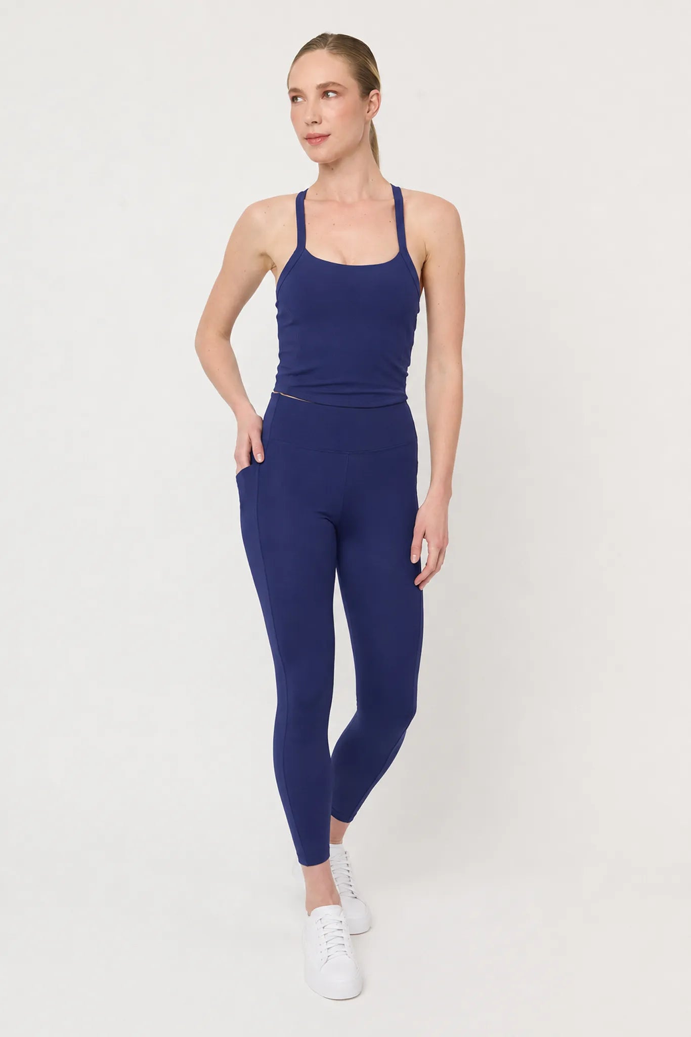 Top deportivo Sienna Azul Navy para mujer vista frontal