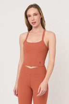 Top deportivo Sienna Terracota para mujer vista frontal