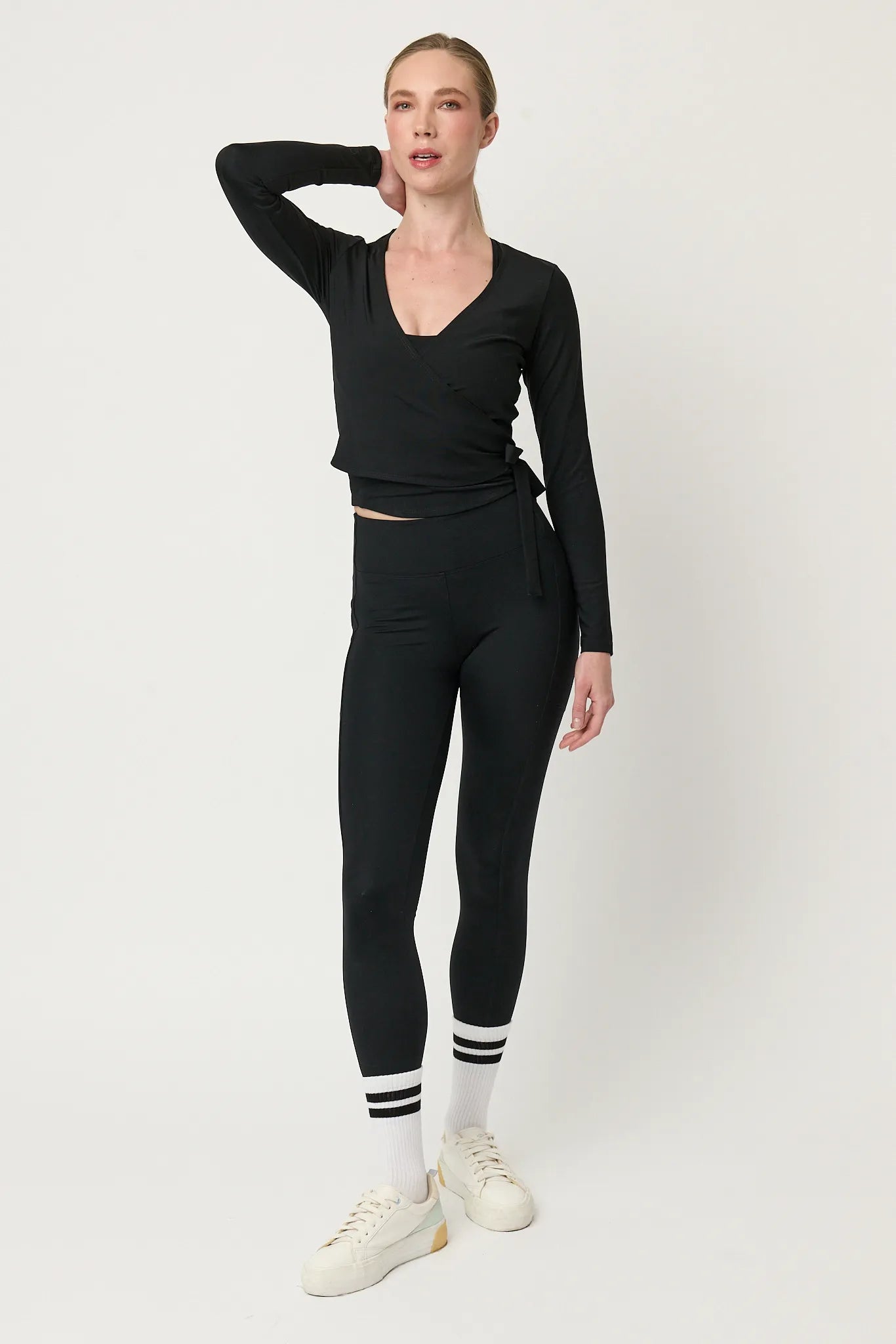 Torera deportiva Ivory negra para mujer vista frontal