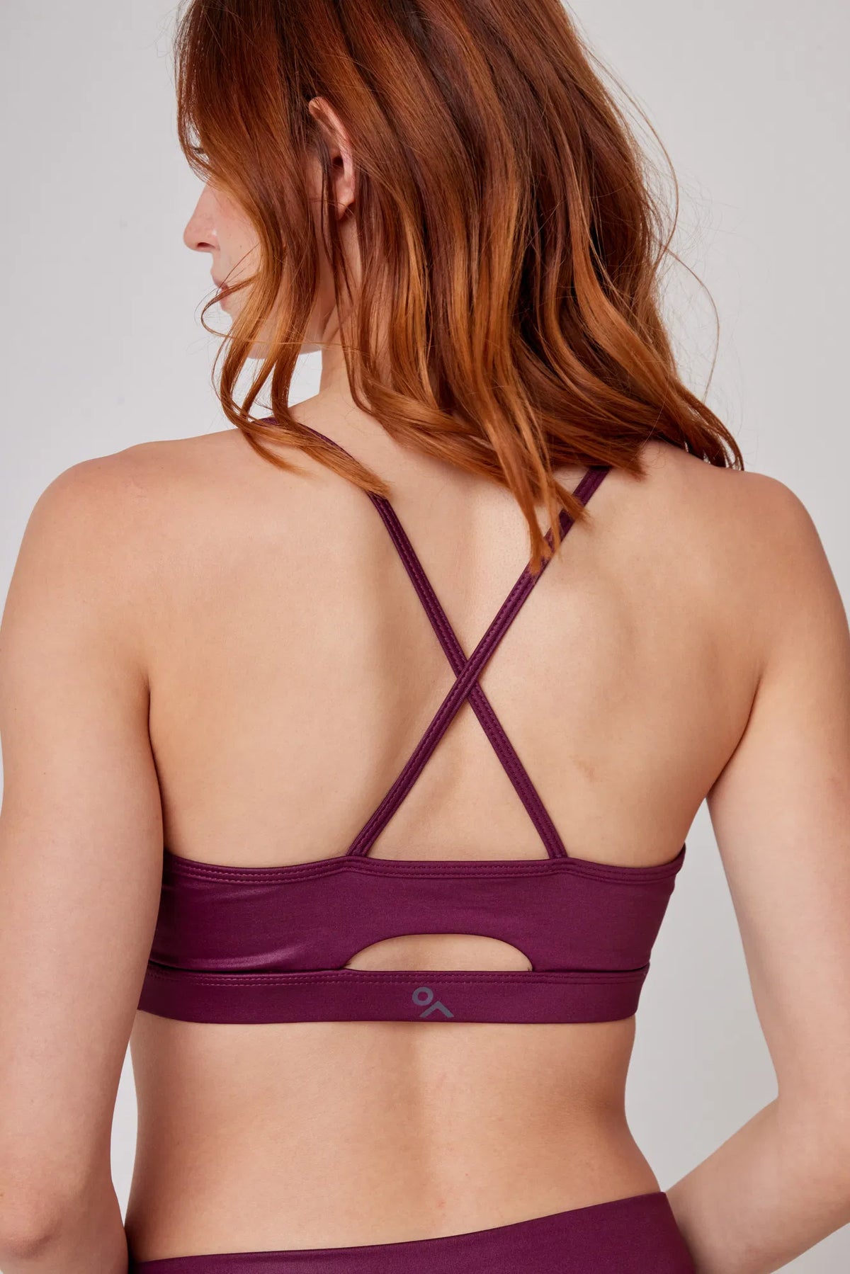 Bra Glow Motion color Malbec de Gymco, bra deportivo para mujer