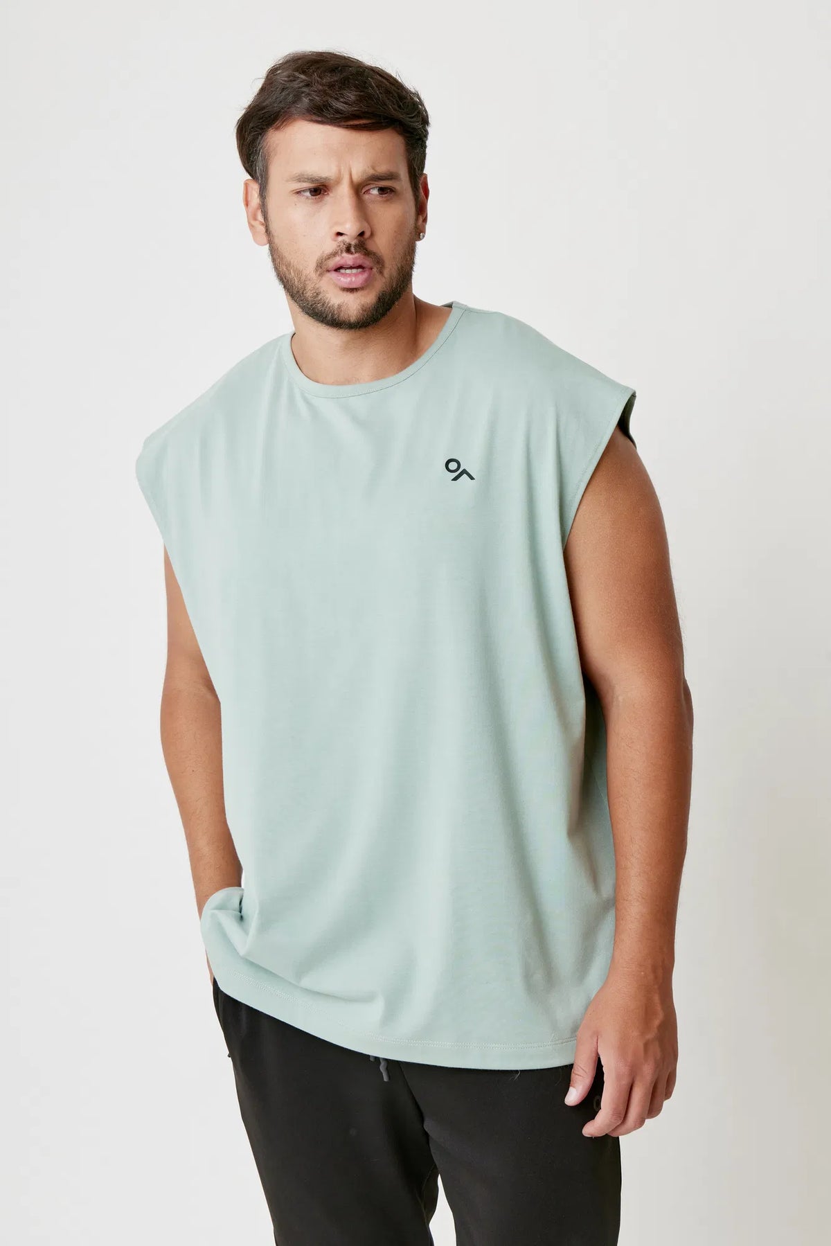 T-Shirt Air Flex color Aloe de Gymco, playera deportiva sin mangas hombre