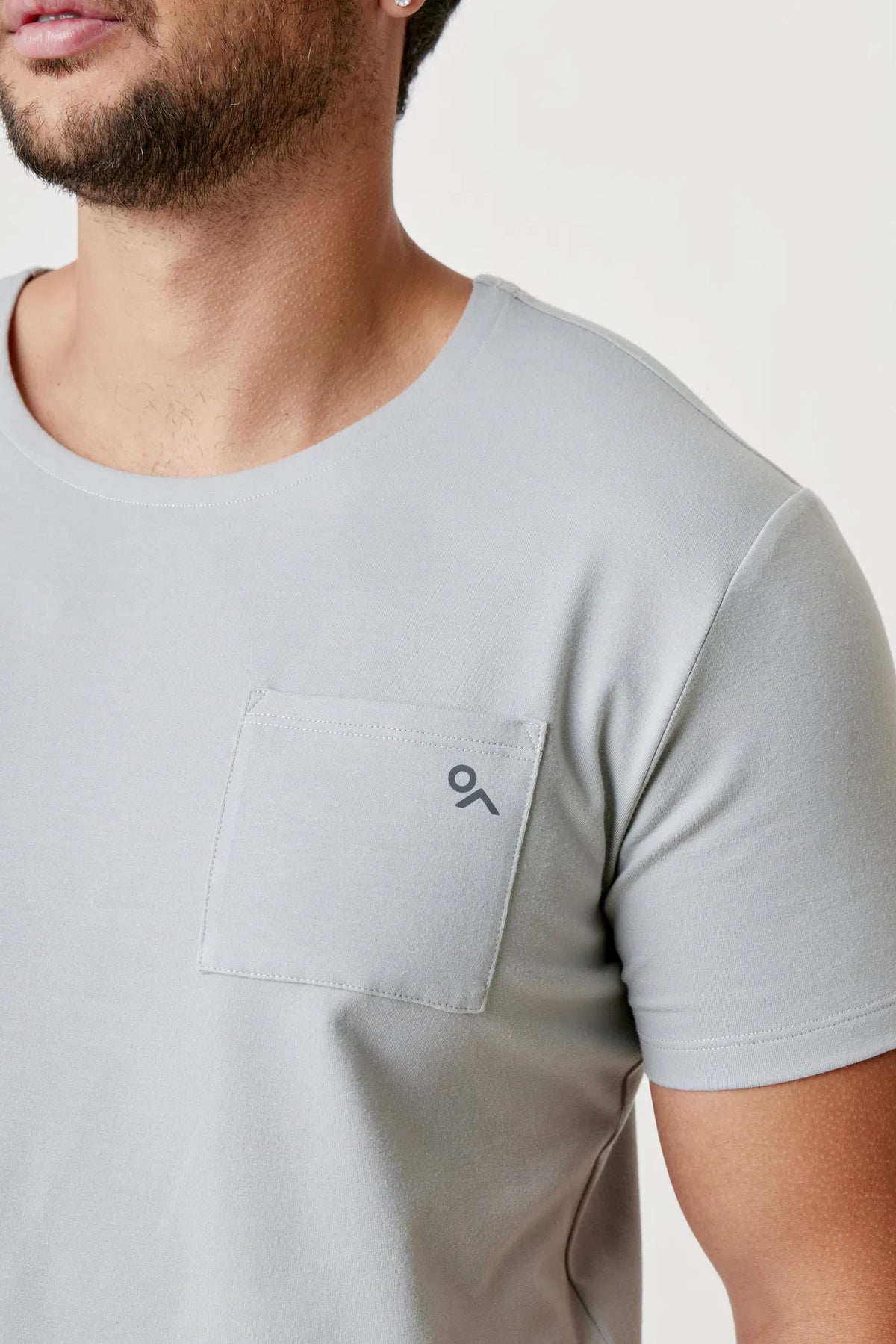 T-Shirt Pocket Fit color Plata de Gymco, playera deportiva con bolsillo hombre